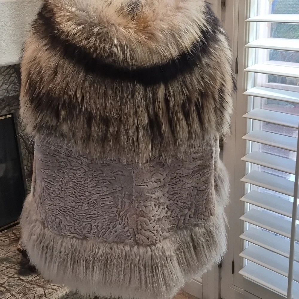 Fur Cape - Coat - Picture 5 of 7